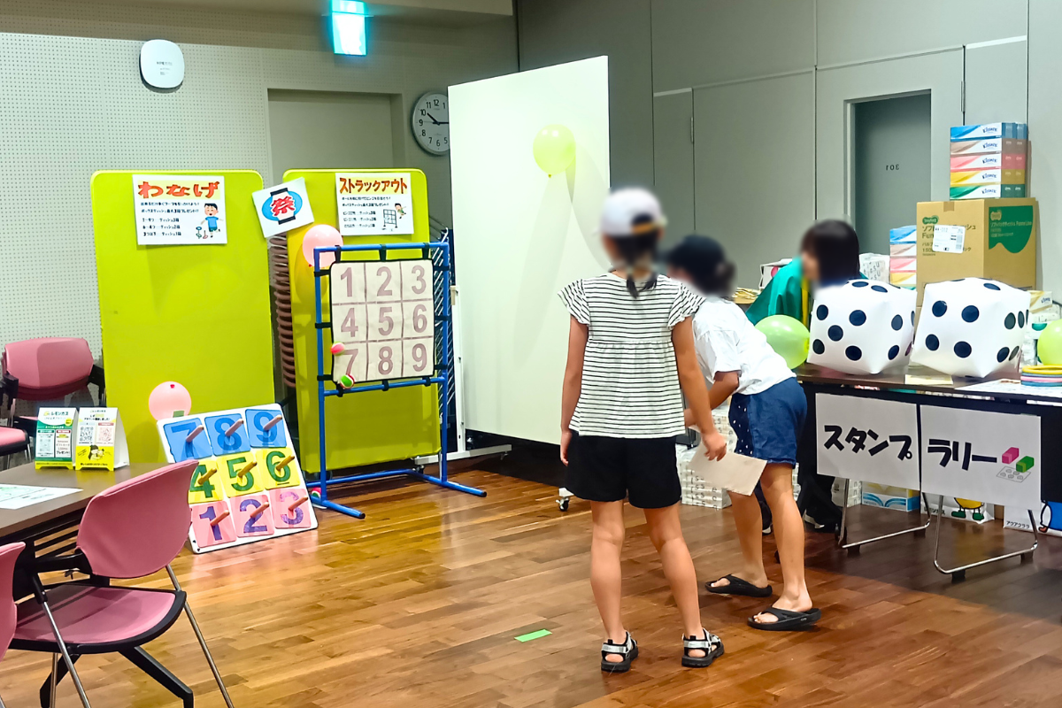 輪投げやストラックアウトを楽しむ来場者のみなさま