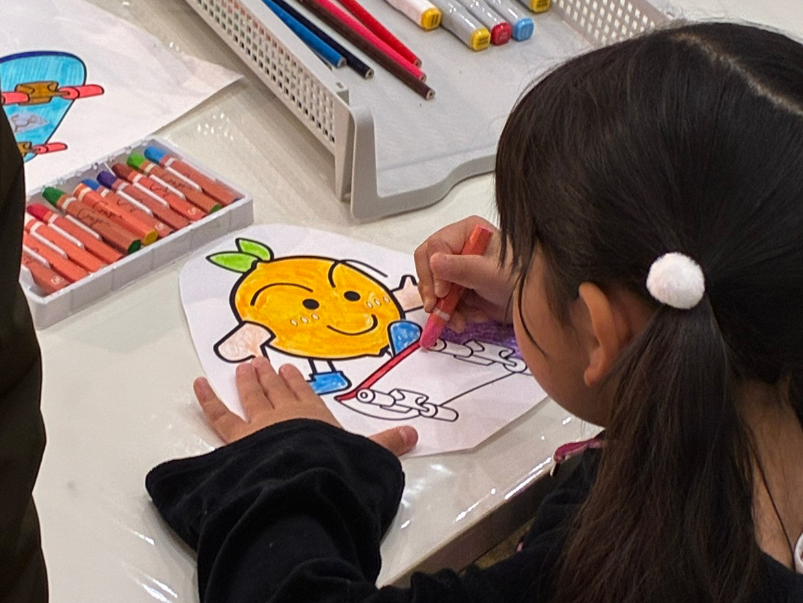レモンくん塗り絵の様子